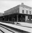 Karlshamn järnvägsstation sedd från spåret.