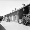 Station anlagd 1887. På bilden går en stins.