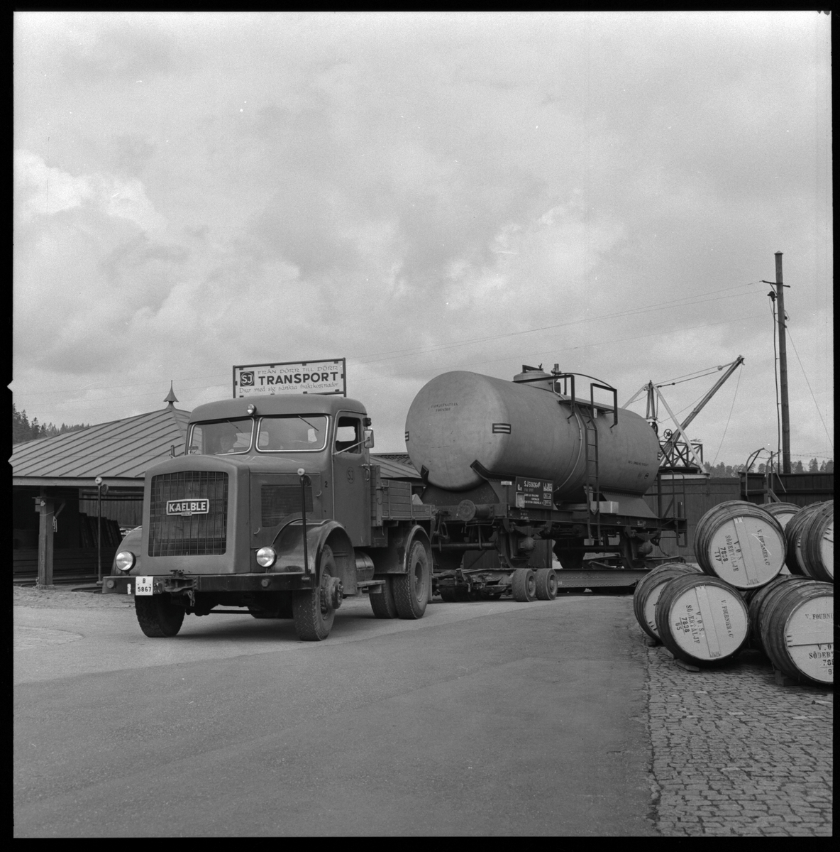 Kaelble lastbil med vagnbjörn lastad med tankvagn SJ Q12 506064.