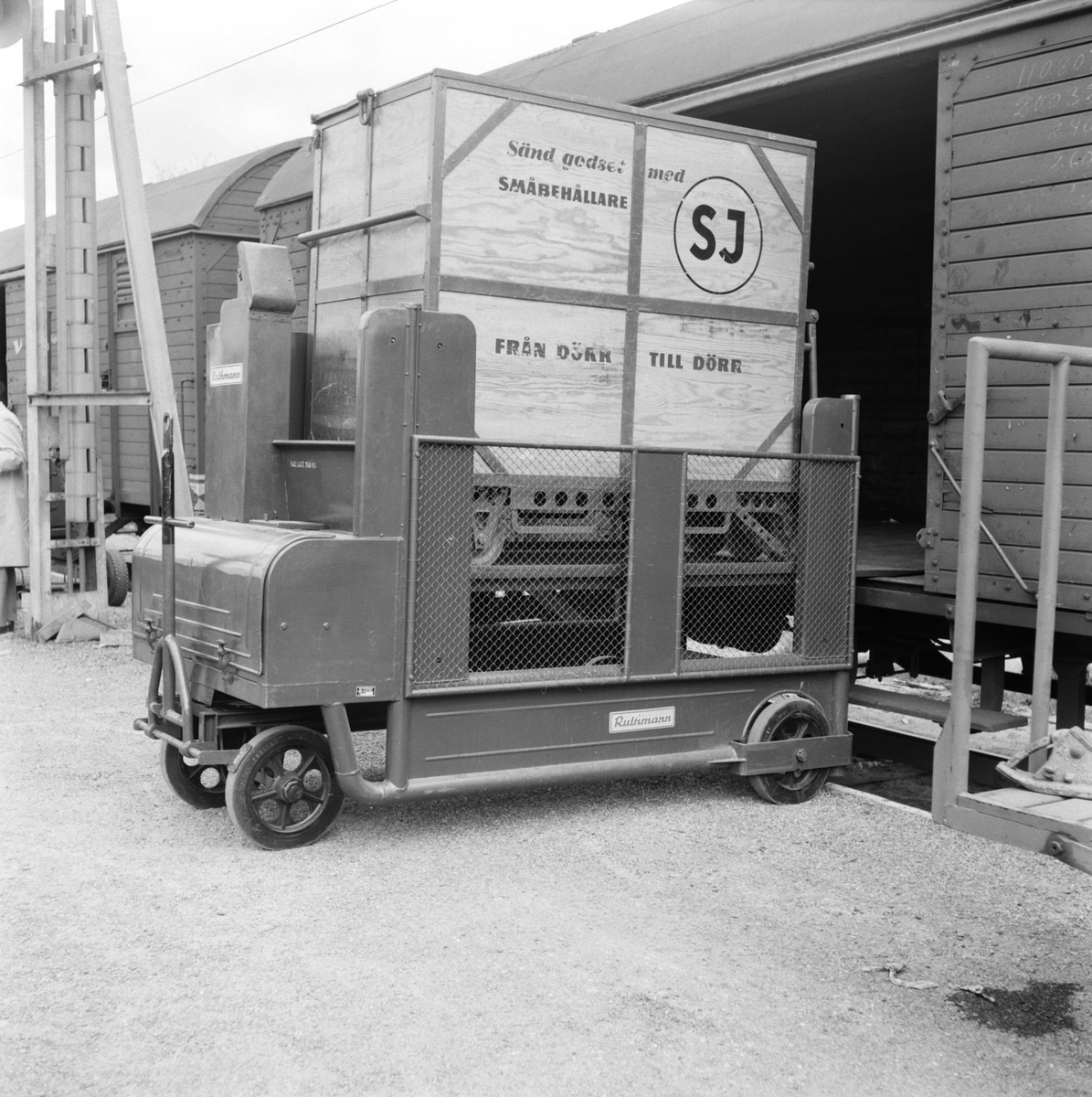 Plattformsvagn "Ruthman"
Höj- och sänkbart flak, lyftkapacitet 1,5 ton.