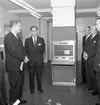 Invigning av Statens Järnvägars datorsystem från IBM. GeneraIdirektör Upmark vid en IBM 650 Magnetic Drum Data Processing Machine.