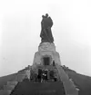 Sowjetisches Ehrenmal Treptower Park, minnesmärke över de soldater från Röda Armén som stupade under striderna i Berlin april-maj 1945. Bilden tagen i samband med Statens Järnvägar, SJ, Lucias besök i Berlin