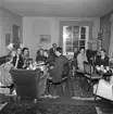 Fikabjudning i samband med Statens Järnvägar, SJ, Lucias besök i Berlin 1958. På bilden syns bland andra tärnorna Kerstin, Annbritt och Ulla, samt längst till höger Hans Kastbom , trafikbiträde vid Hallsberg