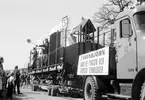 Statens Järnvägar, SJ Oe 86688. Studentkarneval. Öppen godsvagn lastad på vagnbjörn.