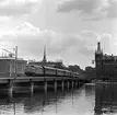 Statens Järnvägar, SJ Ra lok med tåg passerar Riddarholmsbron, på sträckan mellan Riddarholmen och Stockhom Central.