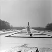 Sowjetisches Ehrenmal Treptower Park, minnesmärke över de soldater från Röda Armén som stupade under striderna i Berlin april-maj 1945. 
Bilden tagen i samband med SJ Lucias besök i Berlin 1959.