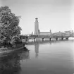 Riddarholmsbron, , på sträckan mellan Riddarholmen och Stockholms Central. Statens Järnvägar SJ F. Foto taget från Riddarhuskajen. Strömborgen till vänster i bild.