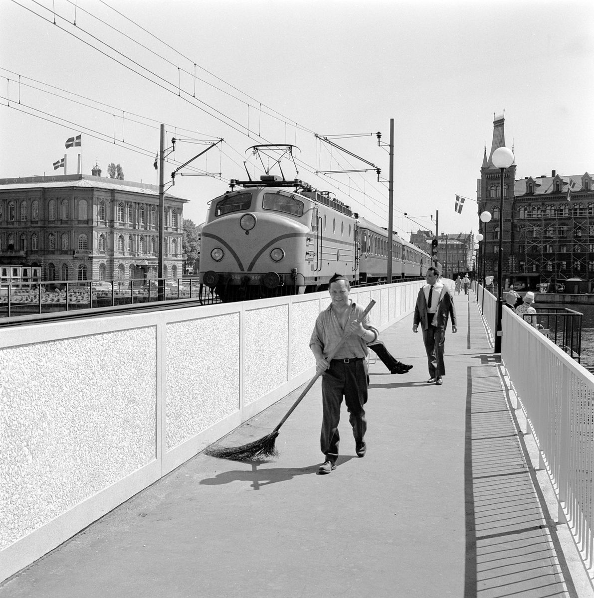 Statens Järnvägar SJ Ra 846 "Rapid 1". Expresståg på Riddarholmsbron, mellan Riddarholmen och Stockholm Central.