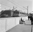 Statens Järnvägar SJ Yoa2 på Riddarholmsbron. Sträckan mellan Riddarholmen och Stockholm Central. Byggnaden till vänster med flaggor på taket är Strömsborg, tornet till Tyska Kyrkan skymtar bakom motorvagnen.