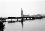 Godståg på Riddarholmsbron, på sträckan mellan Stockholm Central och Riddarholmen. Statens Järnvägar SJ D-lok med godsvagnar.