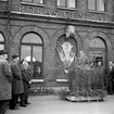 Borås Centralstation. Elektrifiering av sträckan Borås-Alvesta. Kommunikationsminister, Gösta Skoglund, 3:a från vänster. Generaldirektör, Gd, Erik Upmark, vid mikrofonen.