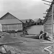 Ålandsresa. Skärgård. Fiskeläger med eka och lekande barn