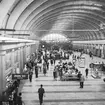 Stockholms Centralstation, fotot taget från trappen upp till cafe't norra i delen (mot Klarabergsviadukten) mot resturangen i bortersta södra delen av stora vänthallen.