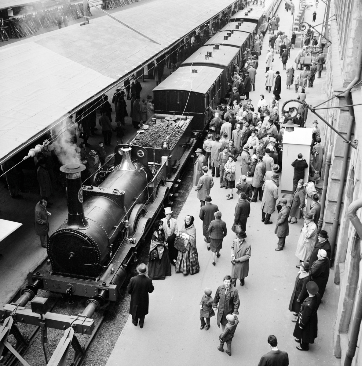 Historiska tågets resa från Stockholm till Göteborg för invigningen av Tåg 62.  På bilden syns lok nummer 3 "Prins August", senare Statens Järnvägar SJ Bb 43. Köping Hults Järnväg KHJ CD 13. Statens Järnvägar SJ C 182. Statens Järnvägar SJ AB 289. Statens Järnvägar SJ A 103. Statens Järnvägar SJ C2b 329.