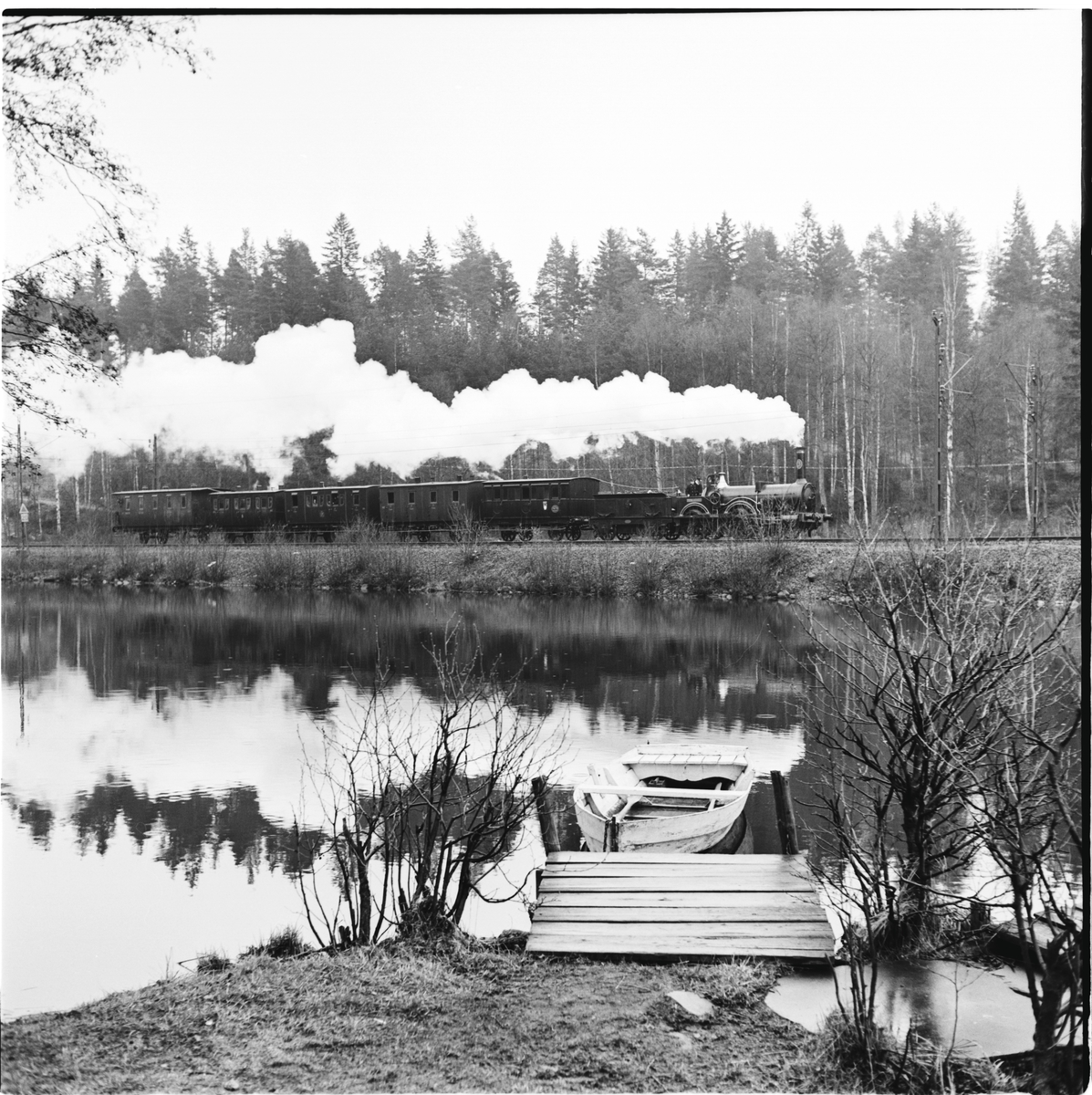 Historiska tågets resa från Stockholm till Göteborg för invigningen av Tåg 62. Här på linjen mellan Tumba och Uttran vid Kvarnsjön.
SJ B 3 "Prins August". KHJ CD 13. SJ C 182. SJ AB 289. SJ A 103. SJ C2b 329