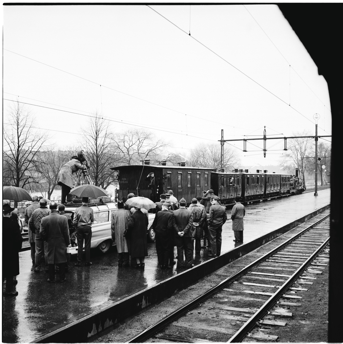 Historiska tågets resa från Stockholm till Göteborg för invigningen av Tåg 62. SJ B 3 "Prins August". KHJ CD 13. SJ C 182. SJ AB 289. SJ A 103. SJ C2b 329