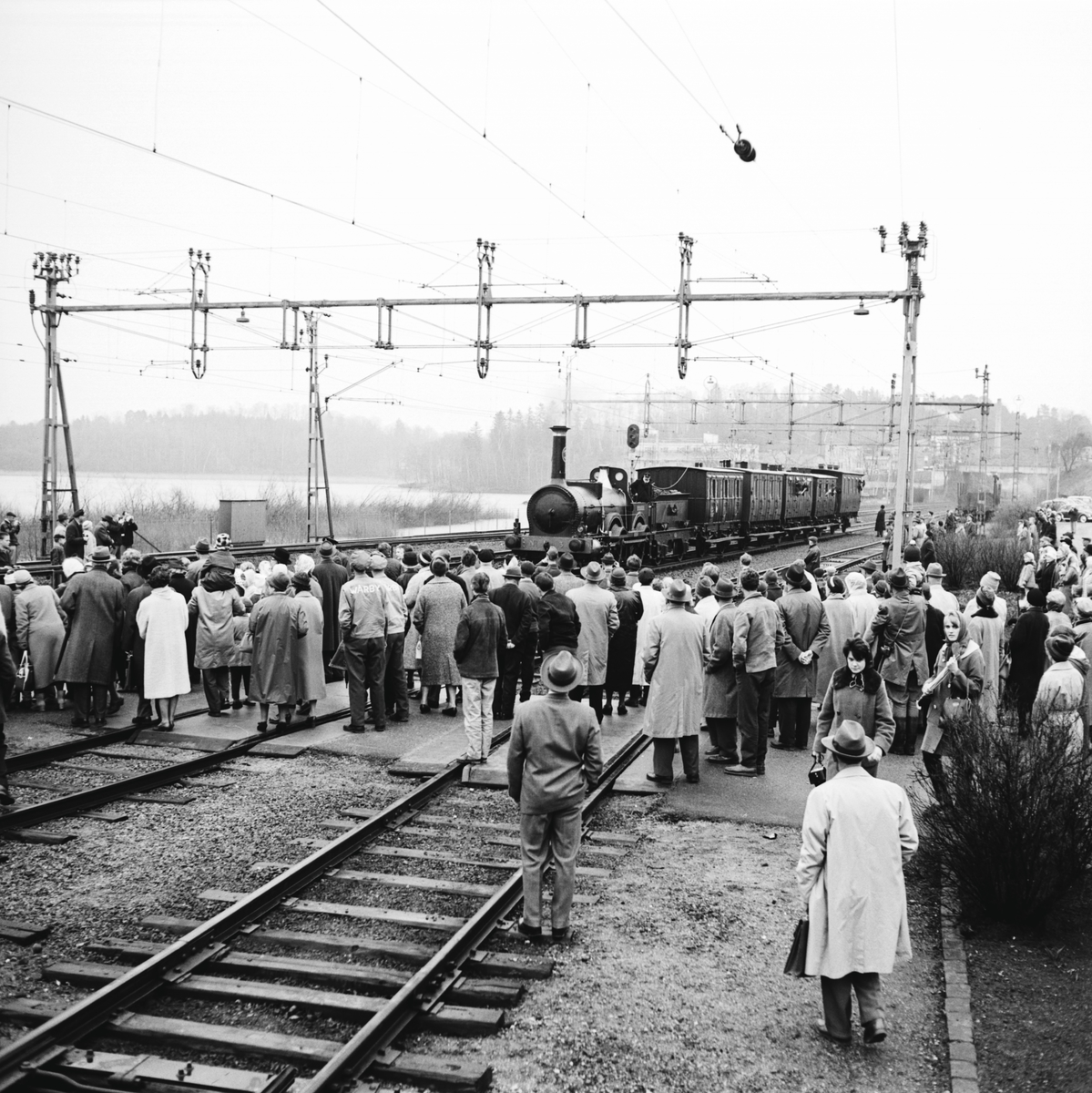 Historiska tågets resa från Stockholm till Göteborg för invigningen av Tåg 62. SJ B 3 "Prins August". KHJ CD 13. SJ C 182. SJ AB 289. SJ A 103. SJ C2b 329