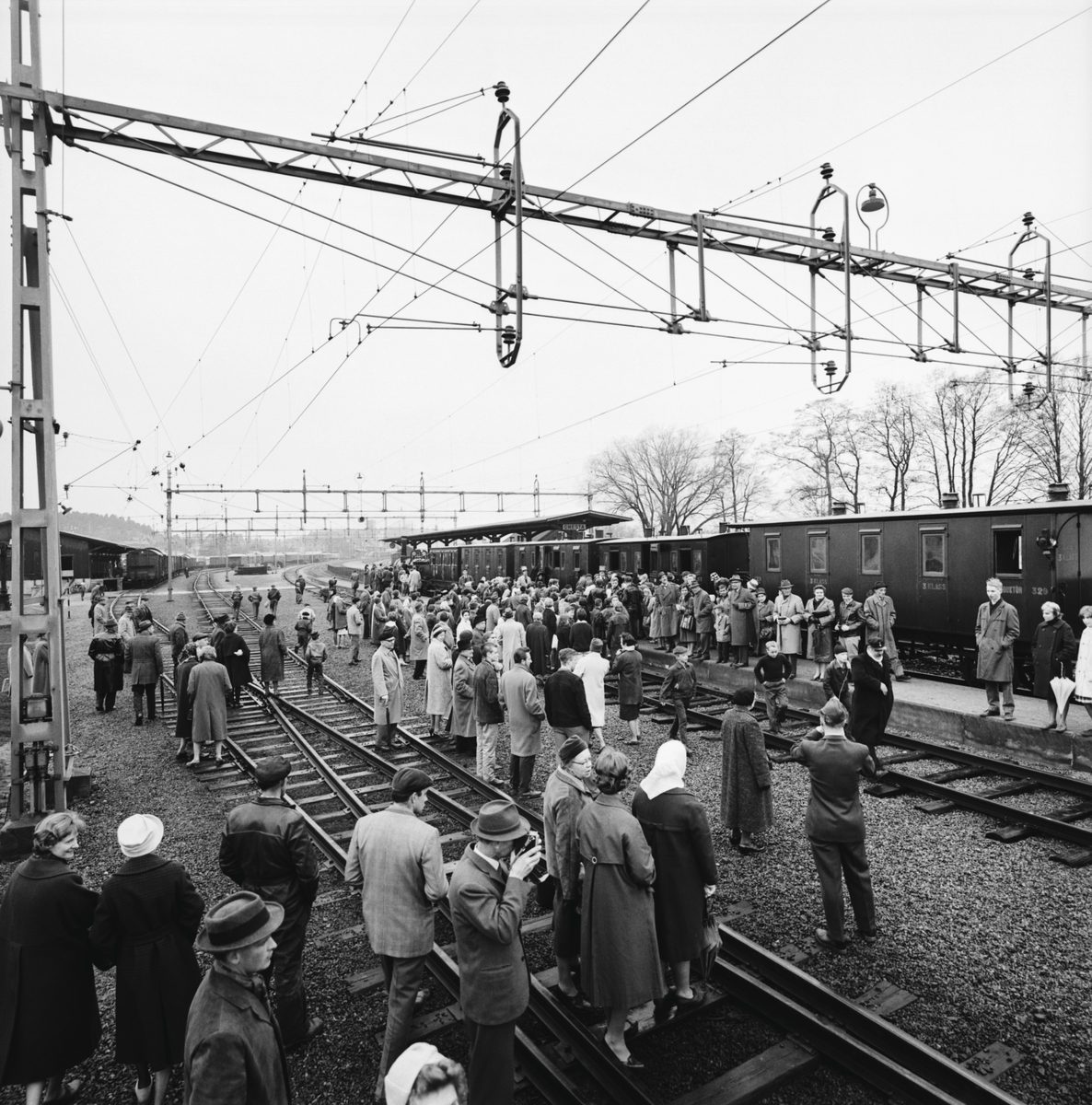 Historiska tågets resa från Stockholm till Göteborg för invigningen av Tåg 62. Statens Järnvägar, SJ B 3 "Prins August". Köping - Hults Järnvägar, KHJ CD 13. SJ C 182. SJ AB 289. SJ A 103. SJ C2b 329.