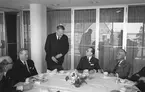 Statens Järnvägar, SJ Ingenjörsförening 50 år. Foresta Hotell. Generaldirektör, Gd, Erik Upmark, ståendes och Överdirektör, Öd, Oredsson, 1:a från höger