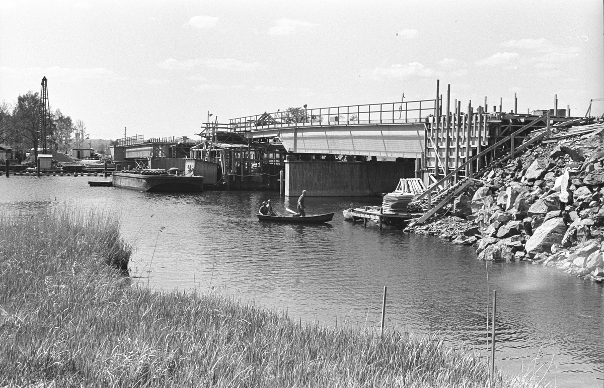 Bygge av kombinerad väg- och järnvägsbro mellan industriområde och Pamphushamnen på Händelö. Industrispår.