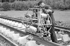 Spårrevision. Räls och slipersbyte (betongslipers). Linjen Rotebro, R - Zlpv. Slipning av rälsskarvar