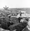 Sofiasjukhuset. I bildens bortre del skymtar norra delen av Norra Bantorgets bangård. Byggnaden straxt bortom bangården är Stockholm Vattens byggnad.
Bron närmast i bild är del av Klarabergsviadukten, där bortom del av Kungsbron, med Klara sjö.
Foto taget från Stadshusets torn.