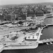 Vy från stadshusets torn över Tegelbacken och södra utfaren från Stockholm Central. Norra järnvägsbron på sträckan Stockholm Central - Riddarholmen i bildens högra mitt.