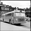 Statens Järnvägar Sj snabbuss. Parkeringen/bussangörningen Klarabergsviadukten staxt norr om Stockholm Central. Gaveln på Stockholm Centrals väntsal, ingången mot Cafe´Norr, till höger i bild.