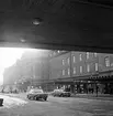 Stockholm Central. Första dagen, tågledarstrejken. Taxiplan mellan Vasagatan och Stockholm Central. Fotot taget under Klarabergsviadukten mot söder. Huvudentre´n till Stockholm Central vid klockan och T-baneskylten.