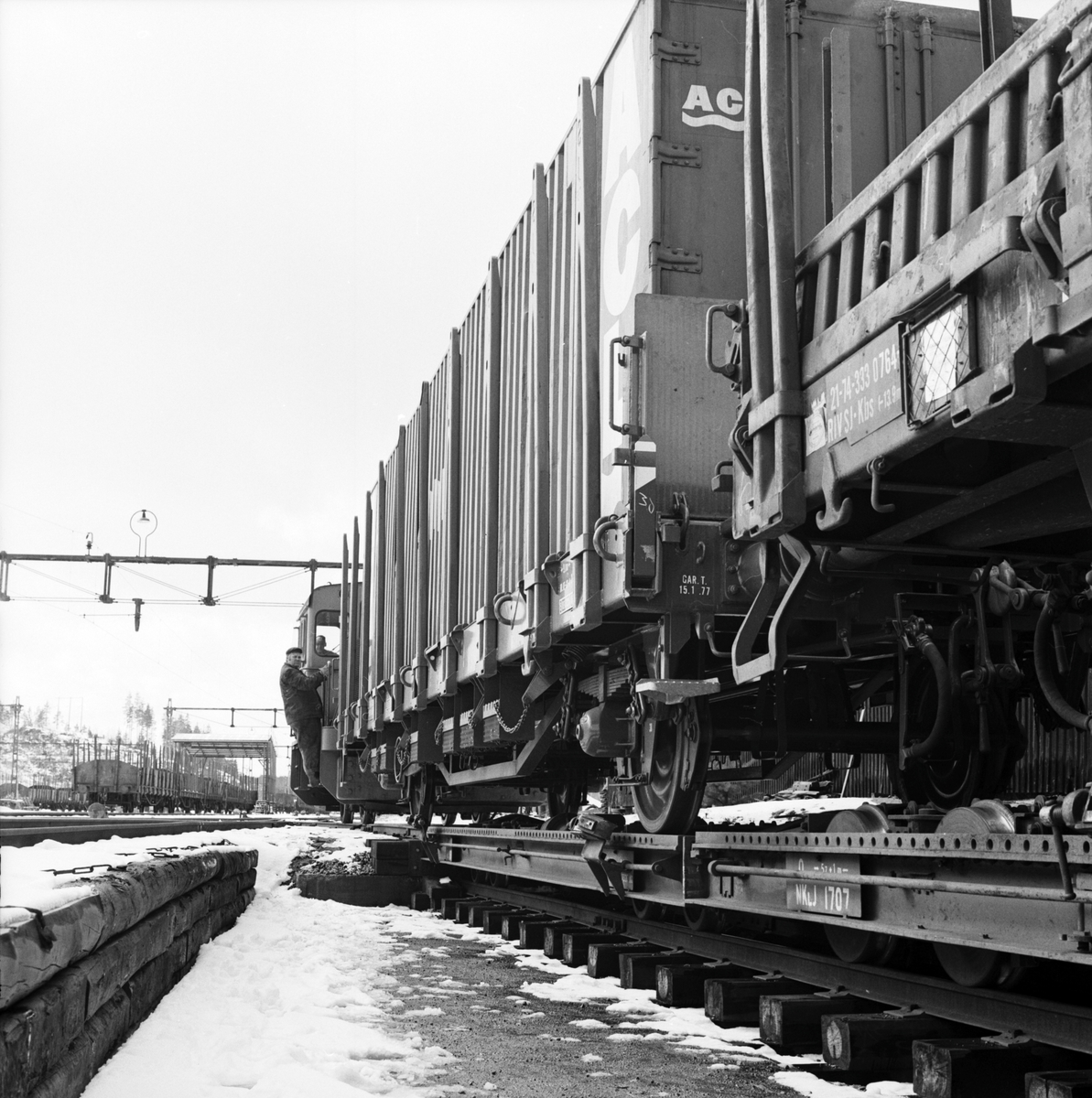 Statens Järnvägar, SJ Kbs.  Karlstads trafikområde.
Normalspåriga godsvagnar lastade på smalspårig överföringsvagn från Nordmark - Klarälvens Järnvägar, NKlJ.