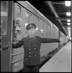 Konduktör, signalgivning. Statens järnvägar, SJ Co8f 4038.