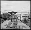 Resande på Frövi station. Statens Järnvägar, SJ D 367. Trafikaktiebolaget Grängesberg - Oxelösunds Järnvägar, TGOJ B 13.