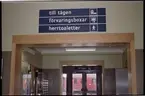 Informationsskyltar i väntsalen på Östersund station.