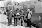 Järnvägspersonal och GDG-expressen vid Borlänge centralstation.