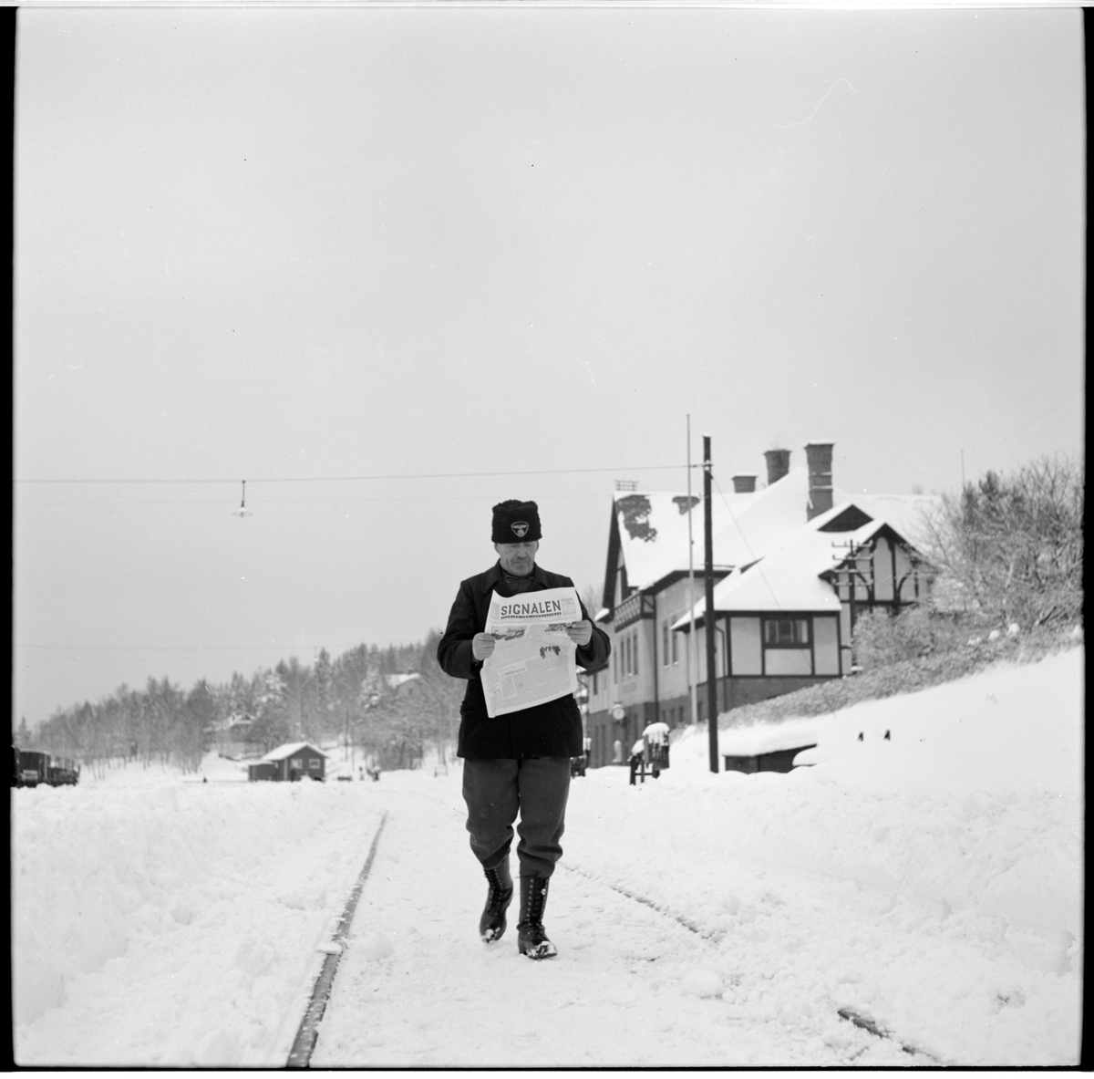 Personal läser "Signalen".