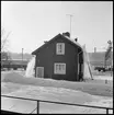 Snön skottas av taket på banvaktstugan på Långsele bangård.