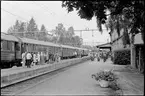 Dollartåget gör ett uppehåll vid Sollefteå station. Musikkåren från I21 hälsar passagerarna välkomna.