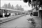 Dollartåget gör ett uppehåll vid Sollefteå station. Musikkåren från I21 hälsar passagerarna välkomna.