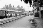 Dollartåget gör ett uppehåll vid Sollefteå station. Musikkåren från I21 hälsar passagerarna välkomna.