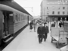 Göteborg Västgöta station med SJ persontåg vid plattform.