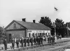 Hästveda stationshus med unionsflagga.