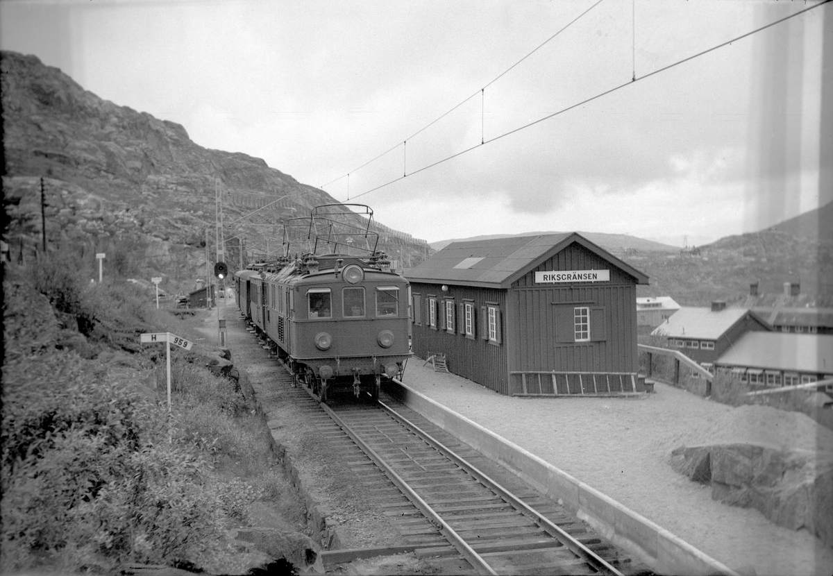 Ellok litt Pa nr 27.

Lok 27 är ett av två snälltågslok, som i princip är uppbyggda som de första malmtågloken, men som enkellok. Motorn är två meter i diameter och driver utan kugghjul, via koppelstänger, lokets blindaxel.
Loket är i 1930 års utförande och i körbart skick.
Plåtklädd träkorg, blågrå.