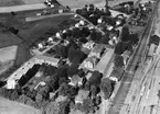 Flygvy över Stenstorp med järnvägsstationen höger i bild.