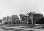 Stationshuset och Järnvägshotellet.