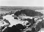 Flygvy över Söderhamn med järnvägsstation i nedre högerkant.