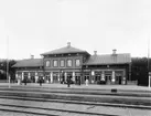 Ånge stationshus med personal på plattformen.