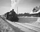 Ett persontåg draget av ånglok vid Åskott station.