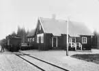 Öjvallberget stationshus med ett godståg vid lastbryggan.