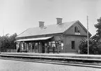 Ölme stationshus med personal framför.