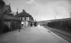 Östersund Central med tåg inne på stationen.